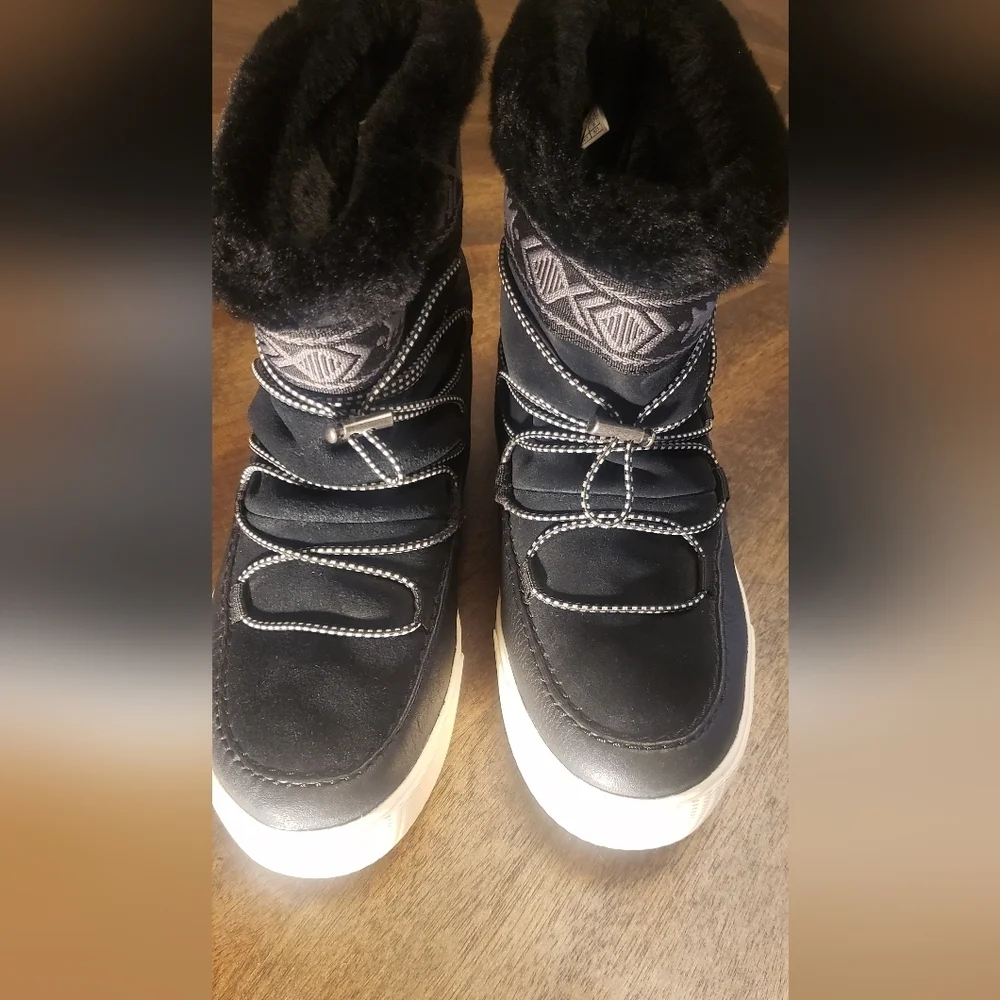 Tom's Alpine Round Toe Stylish Black Winter Boots Size 6